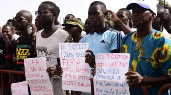 Afrique francophone: des centaines de militants anti-CFA dans les rues