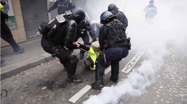 France : des images inédites relancent l’affaire des violences policières contre des « gilets jaunes » en 2018