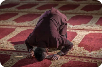 « Notre prière (Namaz) est-elle identique à celle que le Prophète Muhammad (que la paix et les bénédictions d'Allah soient sur luiet sa famille) accomplissait ? Est ce que des changements ont été apportés aux actes que nous pratiquons durant la priè