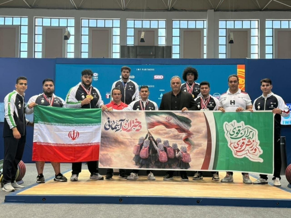 Les athlètes d'haltérophilie iraniens rendent hommage aux enfants d'école morts en martyre dans la frappe aérienne américano-israélienne sur l'école primaire de Minab