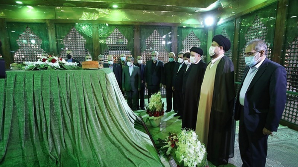 Anggota Kabinet Raisi Ziarahi Makam Imam Khomeini ra