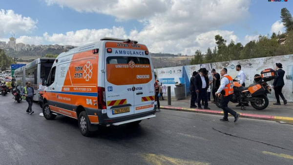 फ़िलिस्तीन: आत्मघाती हमला, ज़ायोनी बस पर गोलीबारी में 20 लोग मारे गए और घायल हुए