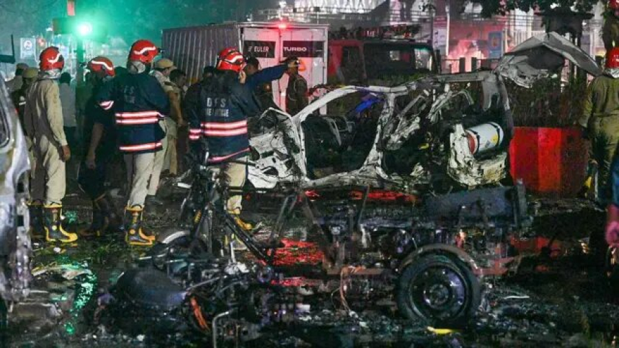 दिल्ली में लाल किले के पास कार में जोरदार विस्फोट, 8 की मौत, दर्जनों घायल