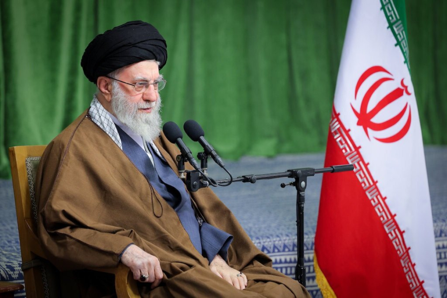 आयतुल्लाह ख़ामेनई: युवा पीढ़ी ने मीडिया के हमले से अपनी धार्मिक पहचान को बचाया है