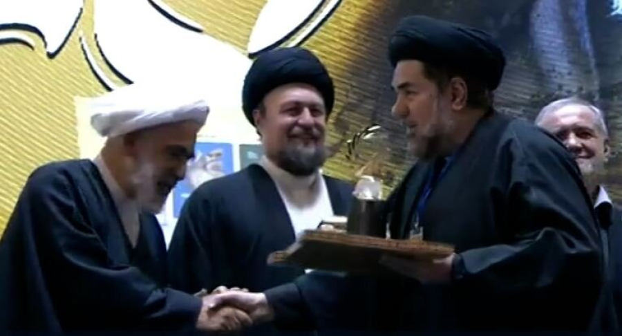 ईरान में मौलाना क़ल्बे जवाद नक़वी को पहला इमाम ख़ुमैनी अवार्ड से सम्मानित किया गया