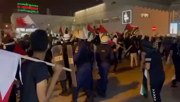 बहरैन में इज़राइली राजदूत की वापसी पर जनता का गुस्सा और आक्रोश, सड़कों पर उग्र प्रदर्शन
