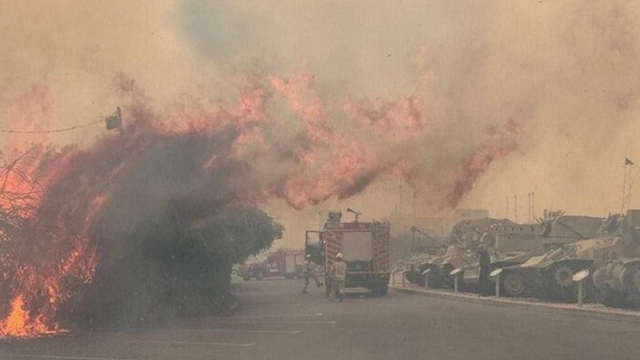 आग ज़ायोनी शासन के दिल तक पहुंच गयी, सैन्य अड्डा और म्युज़ियम आग की चपेट में