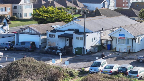 इंग्लैंड में इस्लामोफोबिया की नई लहर; नकाबपोशों ने मस्जिद में लगाई आग