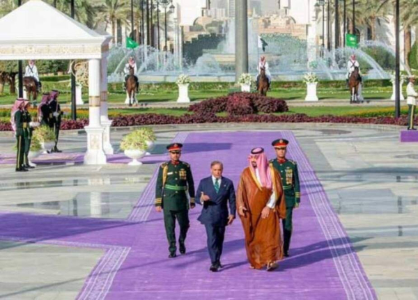 सऊदी अरब में पाकिस्तानी प्रधानमंत्री और उनके प्रतिनिधिमंडल का भव्य स्वागत
