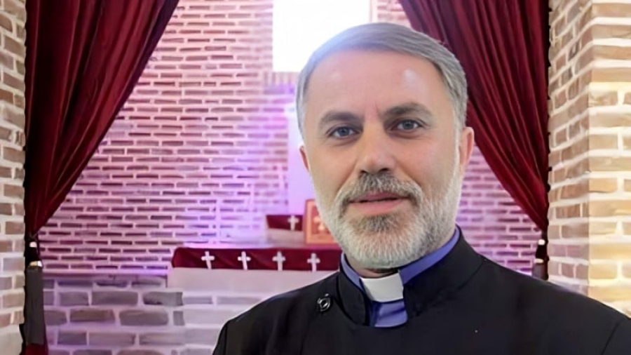 गिरजाघर के पादरी: इस्लामी क्रांति ने ईरान को राष्ट्रीय गौरव वापस दिलाया