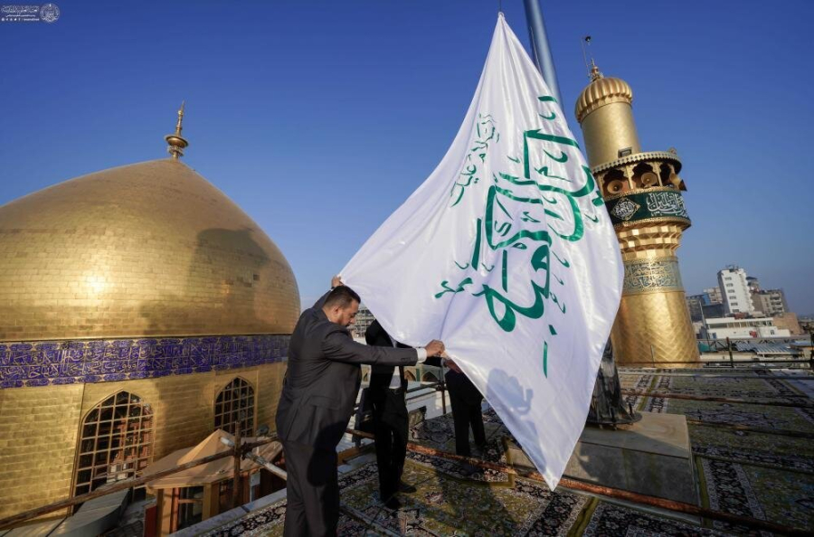 हजरत अली अलैहिस्सलाम की विलादत के मौके पर गुंबदे इमामे अली अ.ल. पर परचम लगाया गया