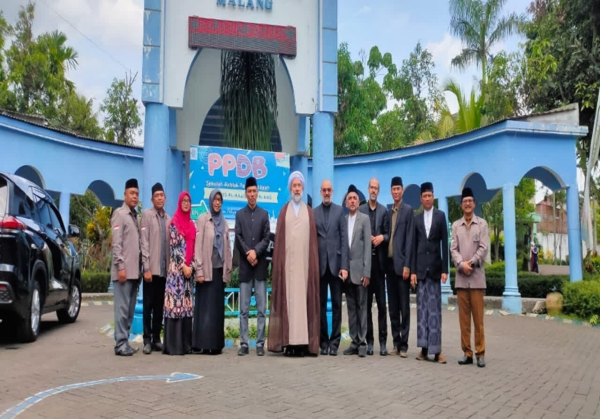 जामेअतुल मुस्तफा अलआलमिया के प्रमुख का इंडोनेशिया के शैक्षिक और धार्मिक केंद्रों का दौरा