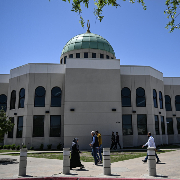 विरोध के बावजूद टेक्सास मस्जिद में दैनिक गतिविधियाँ जारी