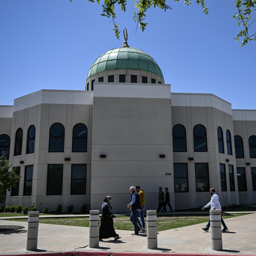 विरोध के बावजूद टेक्सास मस्जिद में दैनिक गतिविधियाँ जारी