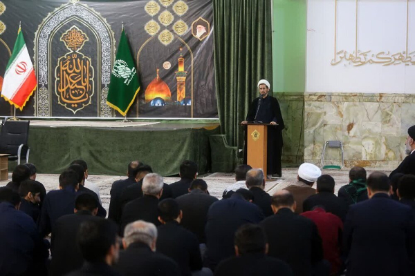 हज़रत फ़ातिमा मासूमा स.अ. के हरम में खादिमीन के सम्मान में एक समारोह का आयोजन