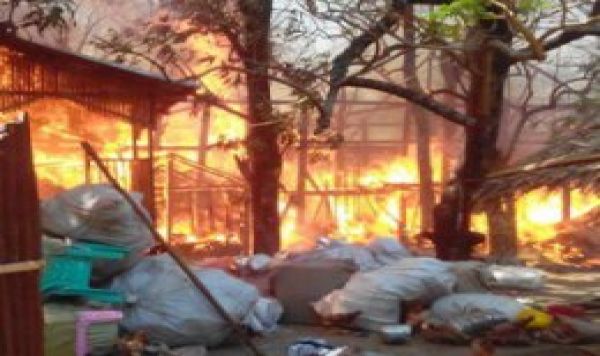 Myanmar`da Müslümanlara ait 50 ev kül oldu