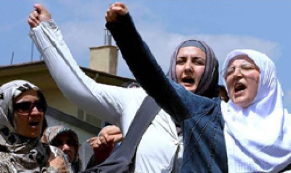 تعليمی مراكز میں حجاب پر پابندی كے خلاف احتجاجی مظاہرے