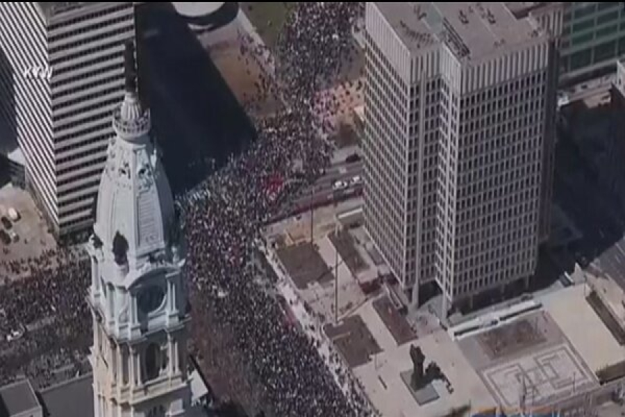 امریکا میں ٹرمپ اور جنگ کے خلاف عوامی احتجاج، 70 لاکھ افراد سڑکوں پر نکل آئے